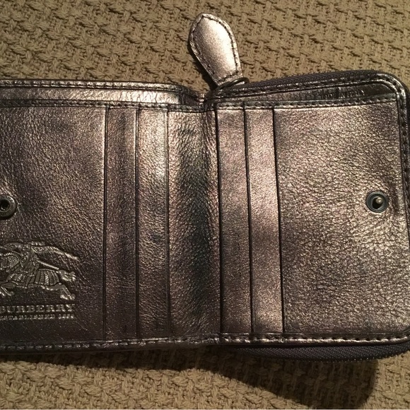 AUTHENTIC BURBERRY COMPACT WALLET IN GOOD PRE-LOVED CONDITION. ONLY $138.00.🔥🔥 - Picture 6 of 14